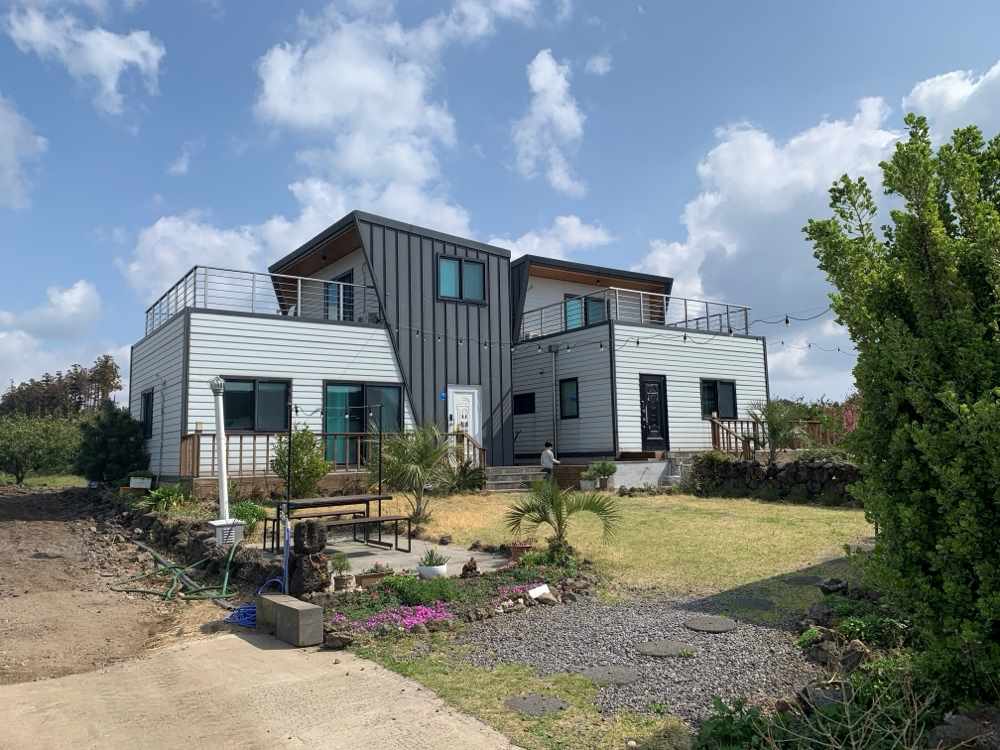 제주 서귀포 한달살이 숙소, 복층 구조 테라스가 있는 집 외관